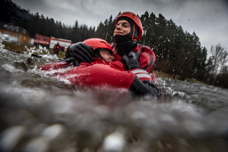 GALERIE: Jak vypadá záchrana člověka, pod kterým se propadne led?