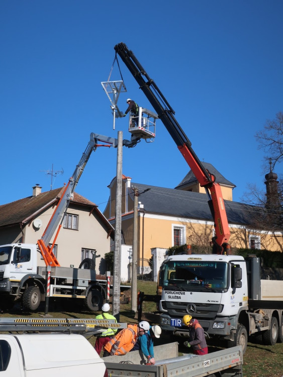 FOTOGALERIE: Instalace nového čapího hnízda v Dešenicích