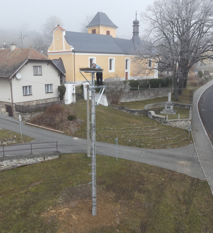 FOTOGALERIE: Instalace nového čapího hnízda v Dešenicích