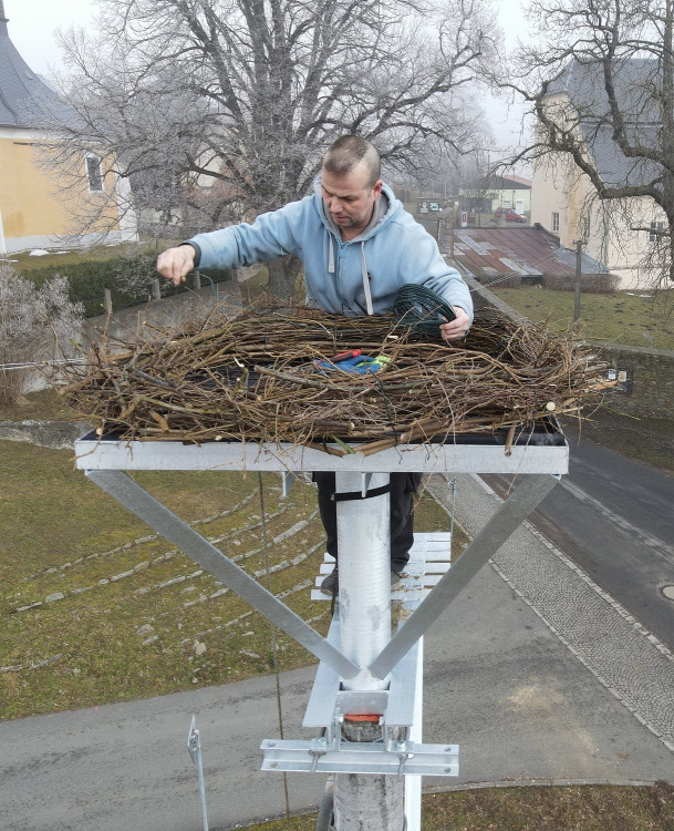 FOTOGALERIE: Instalace nového čapího hnízda v Dešenicích