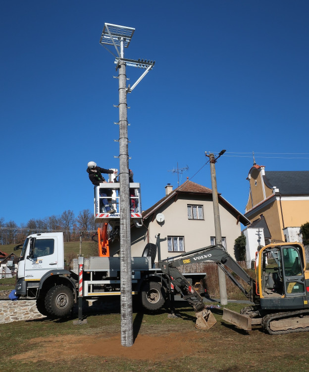 FOTOGALERIE: Instalace nového čapího hnízda v Dešenicích
