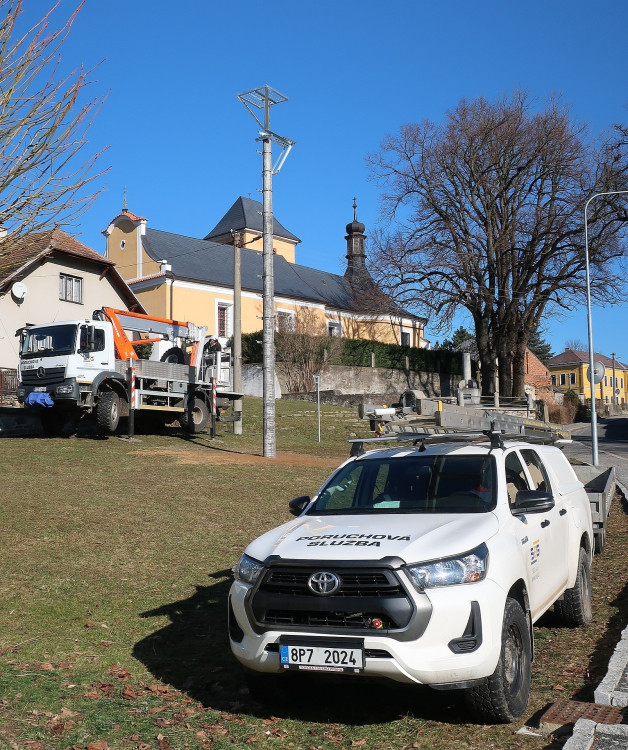 FOTOGALERIE: Instalace nového čapího hnízda v Dešenicích
