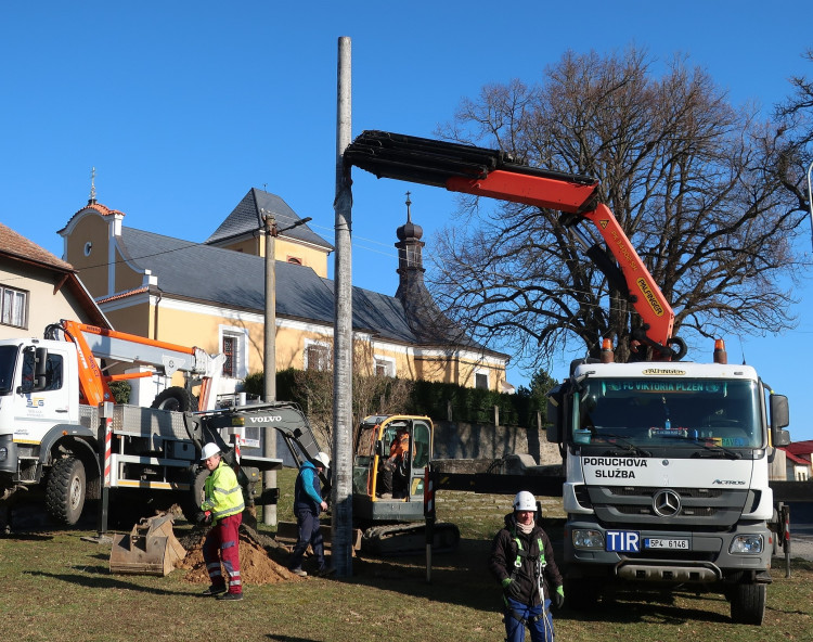 FOTOGALERIE: Instalace nového čapího hnízda v Dešenicích