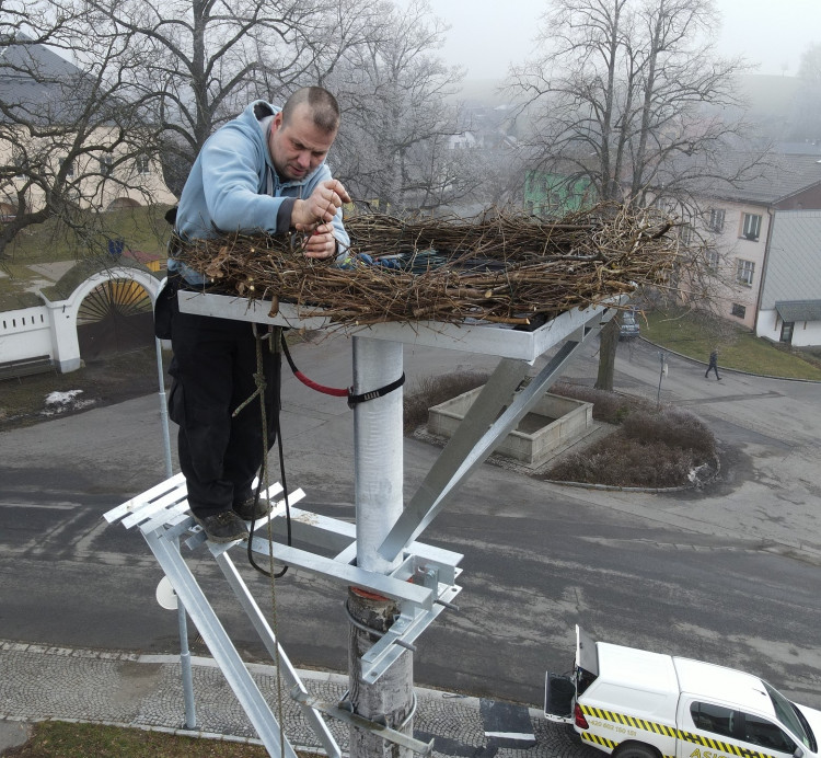FOTOGALERIE: Instalace nového čapího hnízda v Dešenicích