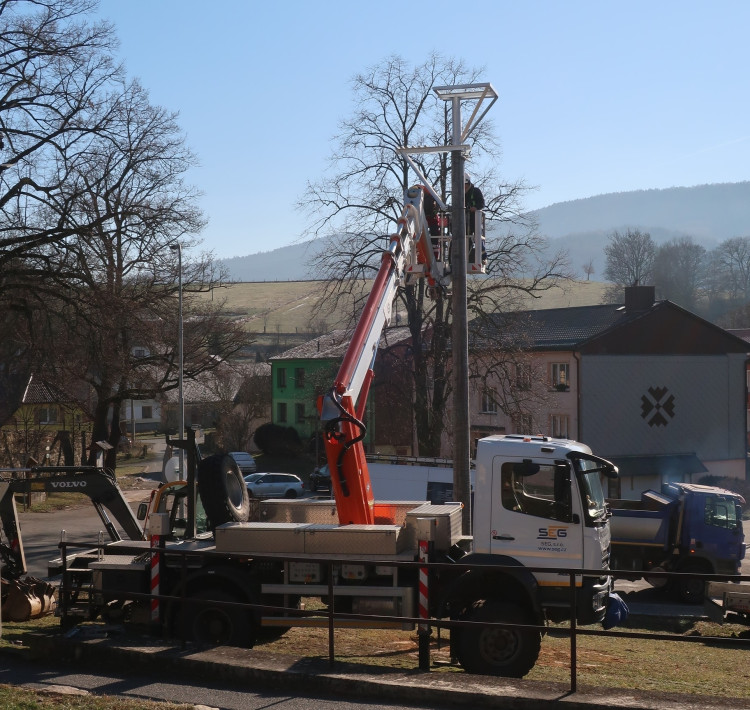 FOTOGALERIE: Instalace nového čapího hnízda v Dešenicích
