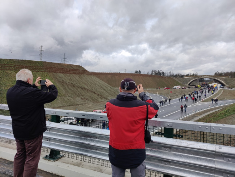 FOTOGALERIE: Stovky lidí si přišly prohlédnout Západní okruh před jeho zprovozněním