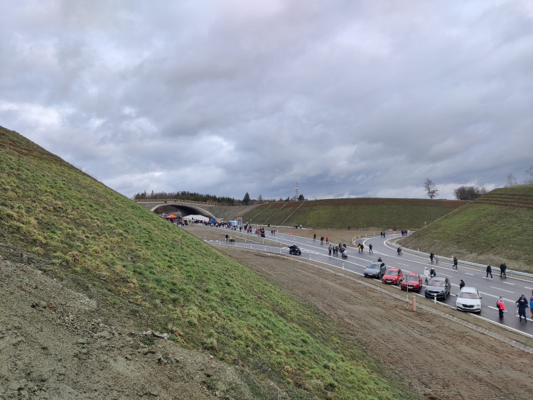 FOTOGALERIE: Stovky lidí si přišly prohlédnout Západní okruh před jeho zprovozněním