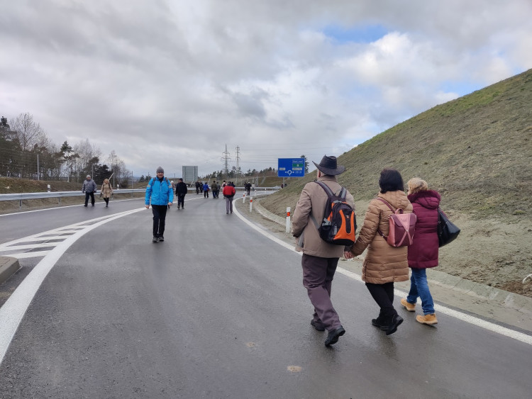 FOTOGALERIE: Stovky lidí si přišly prohlédnout Západní okruh před jeho zprovozněním