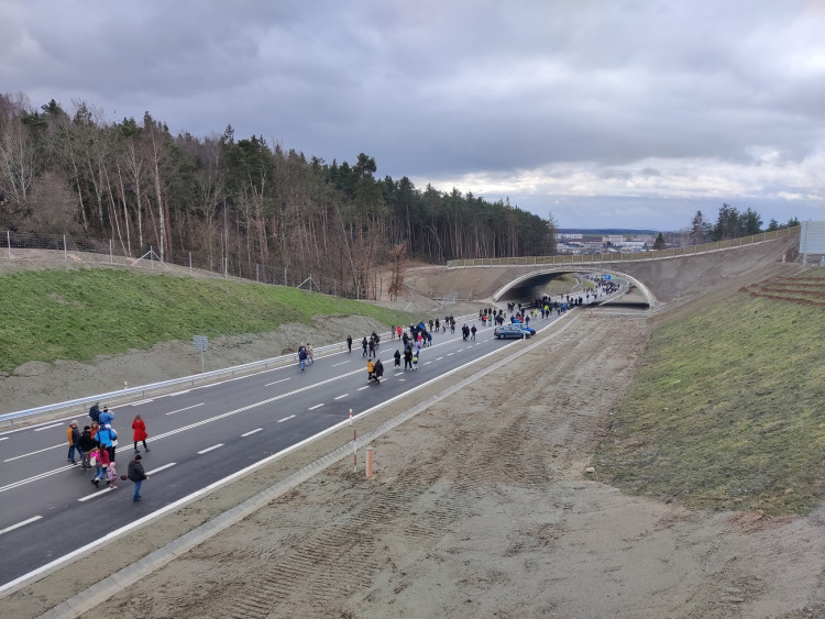 FOTOGALERIE: Stovky lidí si přišly prohlédnout Západní okruh před jeho zprovozněním