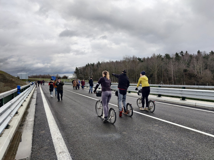 FOTOGALERIE: Stovky lidí si přišly prohlédnout Západní okruh před jeho zprovozněním