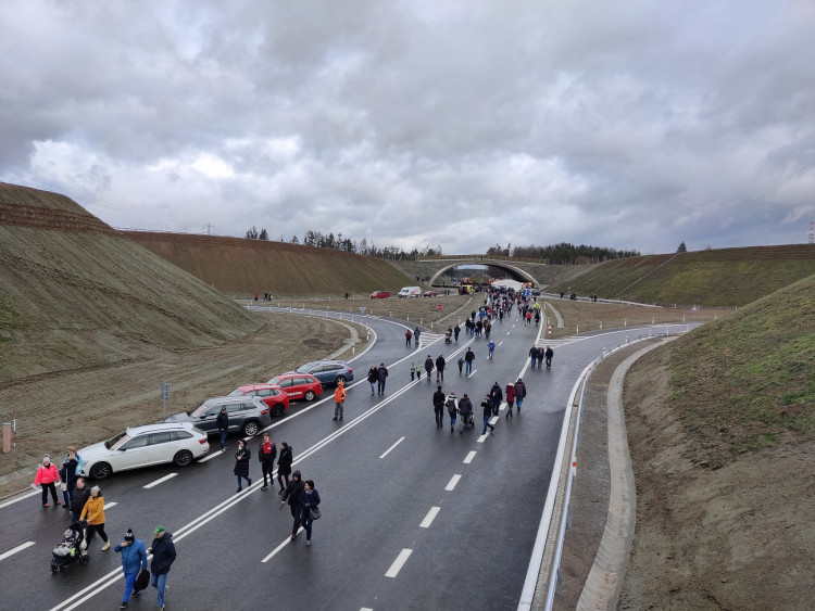 FOTOGALERIE: Stovky lidí si přišly prohlédnout Západní okruh před jeho zprovozněním