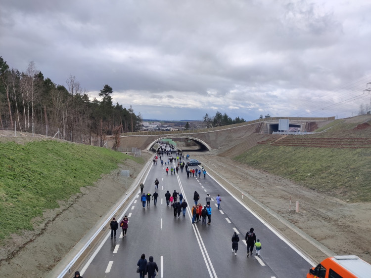 FOTOGALERIE: Stovky lidí si přišly prohlédnout Západní okruh před jeho zprovozněním