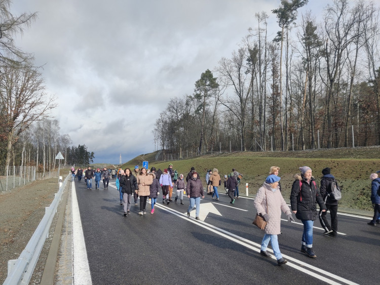FOTOGALERIE: Stovky lidí si přišly prohlédnout Západní okruh před jeho zprovozněním