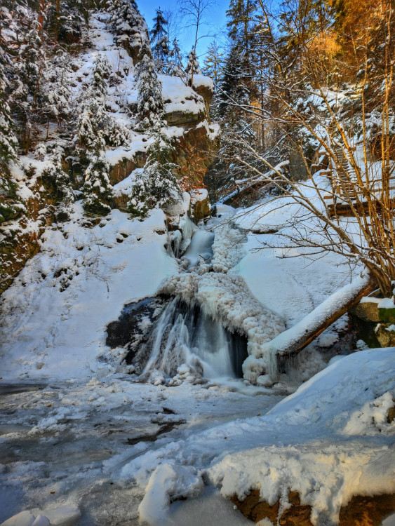 FOTOGALERIE: Procházka okolo zasněžených Rešovských vodopádů