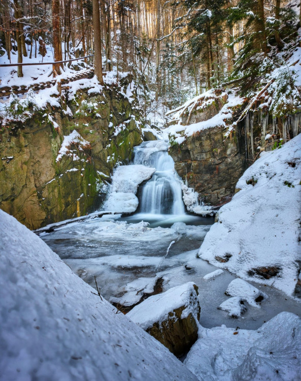 FOTOGALERIE: Procházka okolo zasněžených Rešovských vodopádů