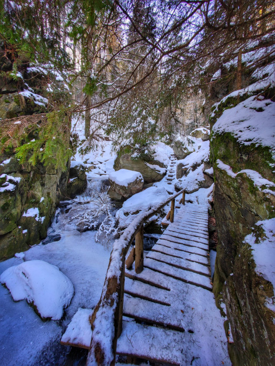 FOTOGALERIE: Procházka okolo zasněžených Rešovských vodopádů