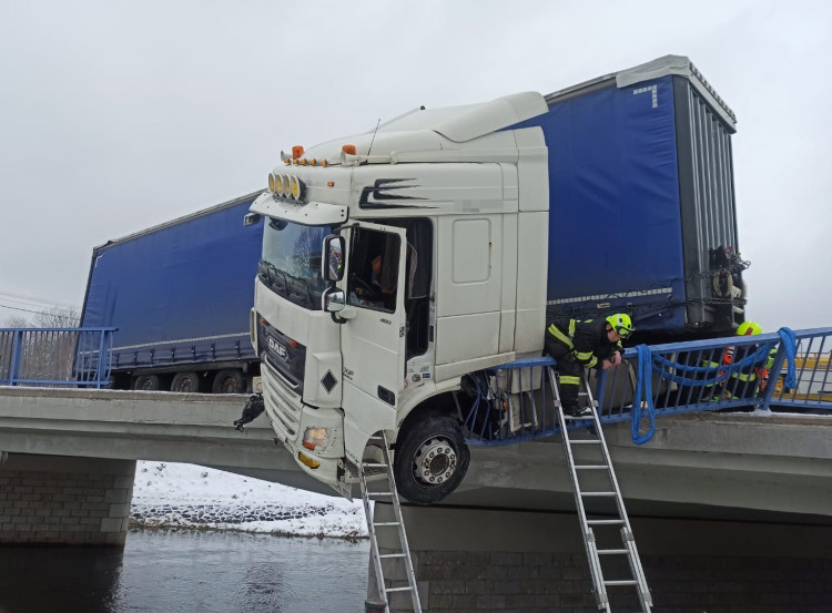 FOTOGALERIE: Na Jesenicku havaroval kamion, málem spadl z mostu