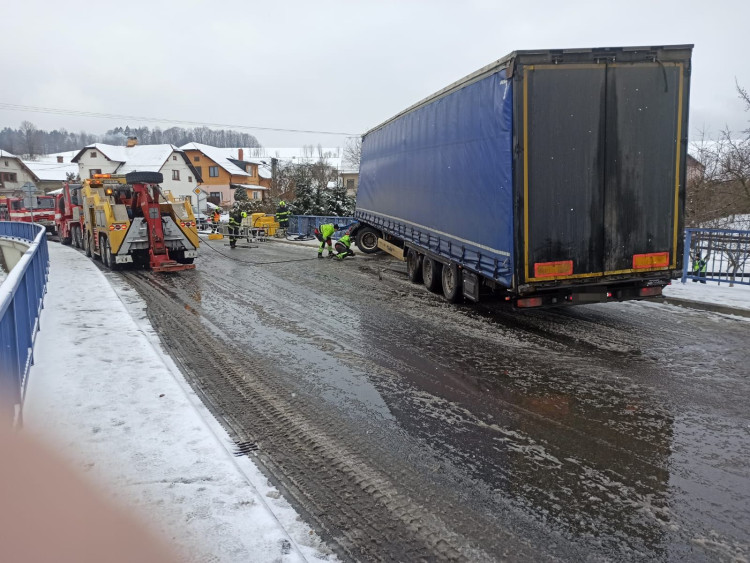 FOTOGALERIE: Na Jesenicku havaroval kamion, málem spadl z mostu