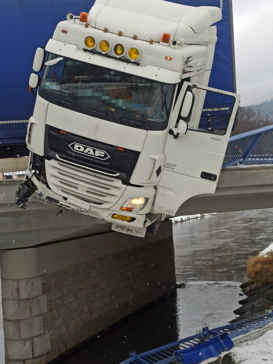 FOTOGALERIE: Na Jesenicku havaroval kamion, málem spadl z mostu