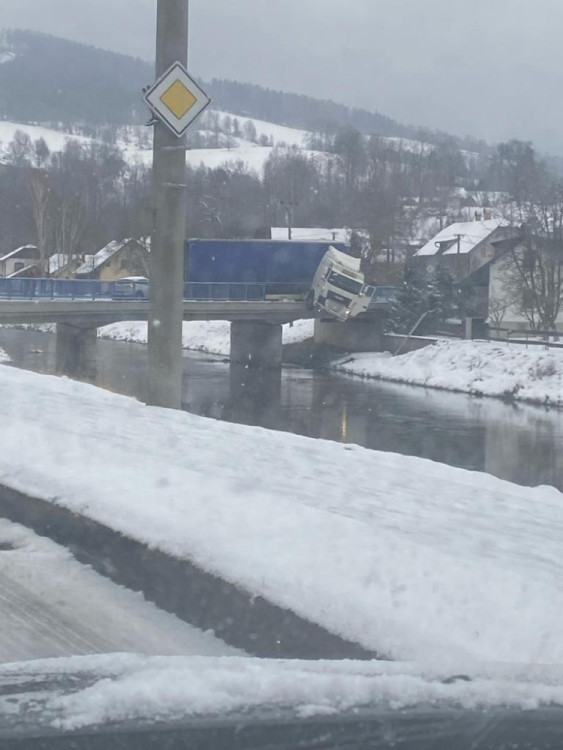 FOTOGALERIE: Na Jesenicku havaroval kamion, málem spadl z mostu