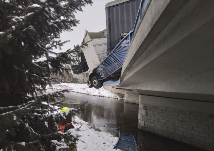 FOTOGALERIE: Na Jesenicku havaroval kamion, málem spadl z mostu