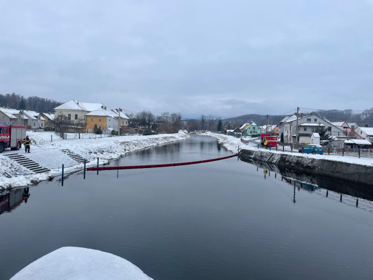 FOTOGALERIE: Na Jesenicku havaroval kamion, málem spadl z mostu