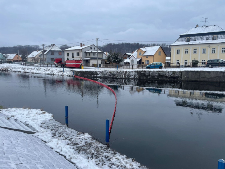 FOTOGALERIE: Na Jesenicku havaroval kamion, málem spadl z mostu