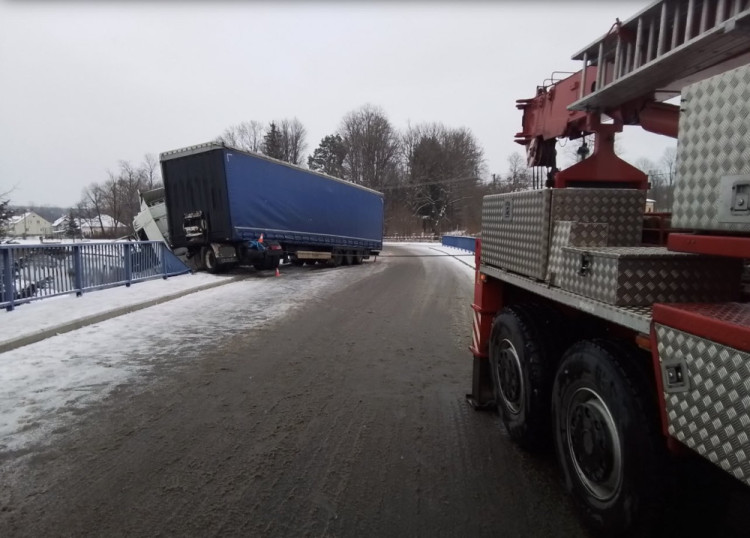 FOTOGALERIE: Na Jesenicku havaroval kamion, málem spadl z mostu