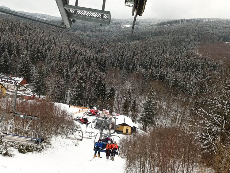 FOTOGALERIE: Jeseníky lákají na jarní lyžování, volné sjezdovky a výlety