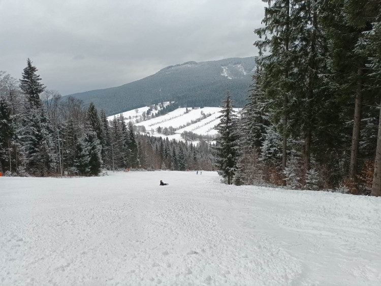 FOTOGALERIE: Jeseníky lákají na jarní lyžování, volné sjezdovky a výlety