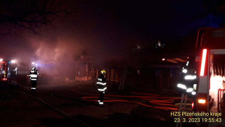 FOTOGALERIE: Požár penzionu Angusfarm Soběsuky