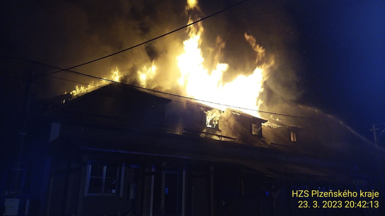 FOTOGALERIE: Požár penzionu Angusfarm Soběsuky