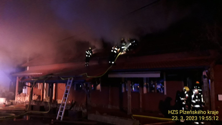 FOTOGALERIE: Požár penzionu Angusfarm Soběsuky