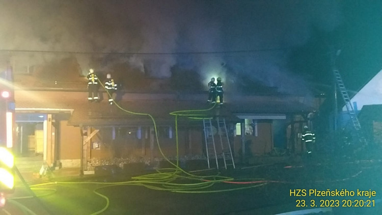 FOTOGALERIE: Požár penzionu Angusfarm Soběsuky