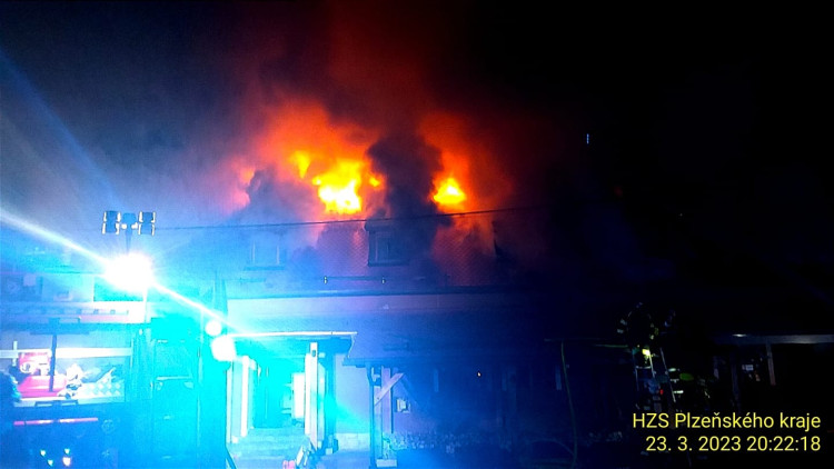 FOTOGALERIE: Požár penzionu Angusfarm Soběsuky