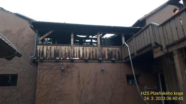 FOTOGALERIE: Požár penzionu Angusfarm Soběsuky