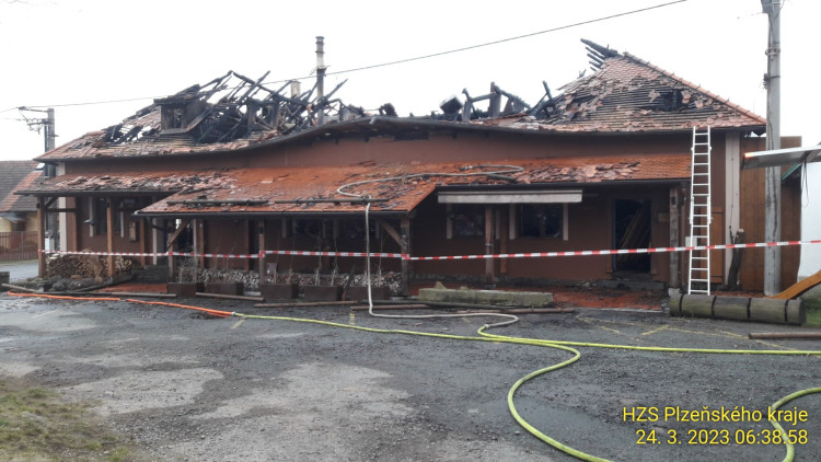 FOTOGALERIE: Požár penzionu Angusfarm Soběsuky