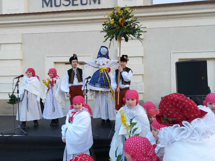 FOTOGALERIE: Zapálenou Smrtku děti hodily do potoka