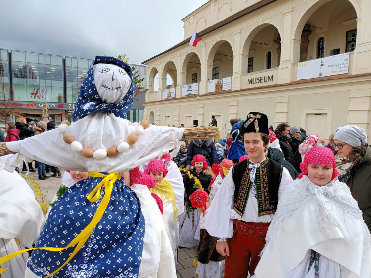 FOTOGALERIE: Zapálenou Smrtku děti hodily do potoka