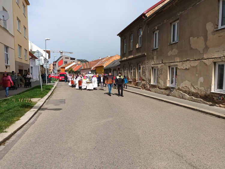 FOTOGALERIE: Zapálenou Smrtku děti hodily do potoka