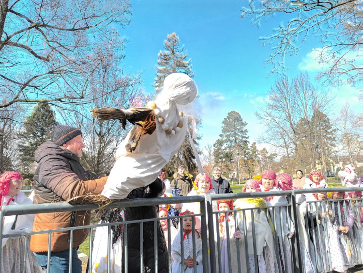 FOTOGALERIE: Zapálenou Smrtku děti hodily do potoka