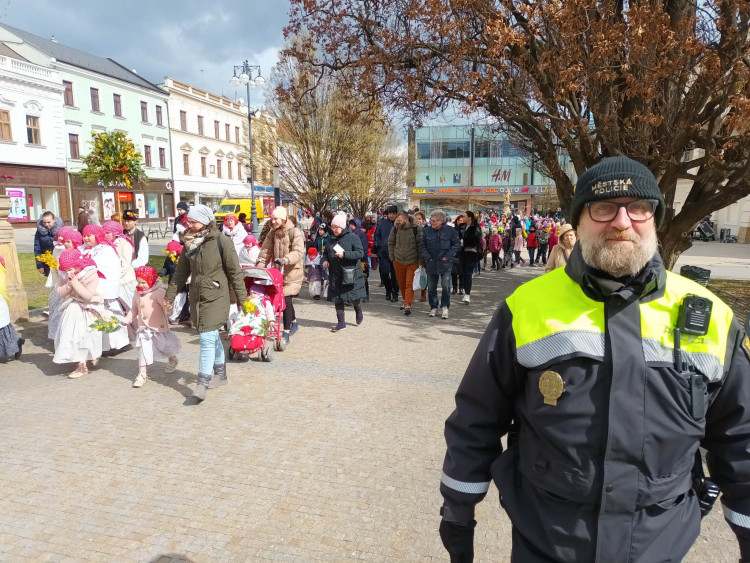 FOTOGALERIE: Zapálenou Smrtku děti hodily do potoka