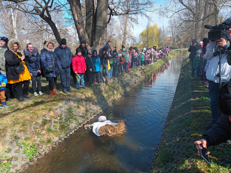 FOTOGALERIE: Zapálenou Smrtku děti hodily do potoka