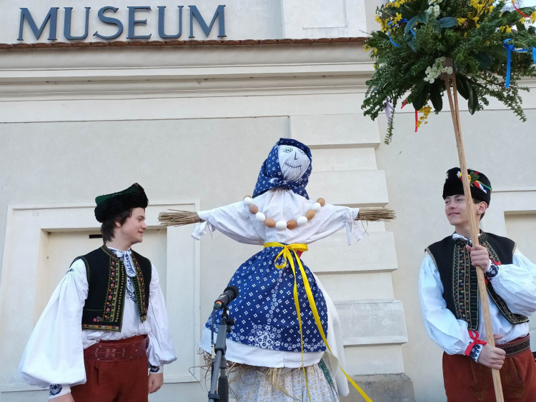 FOTOGALERIE: Zapálenou Smrtku děti hodily do potoka