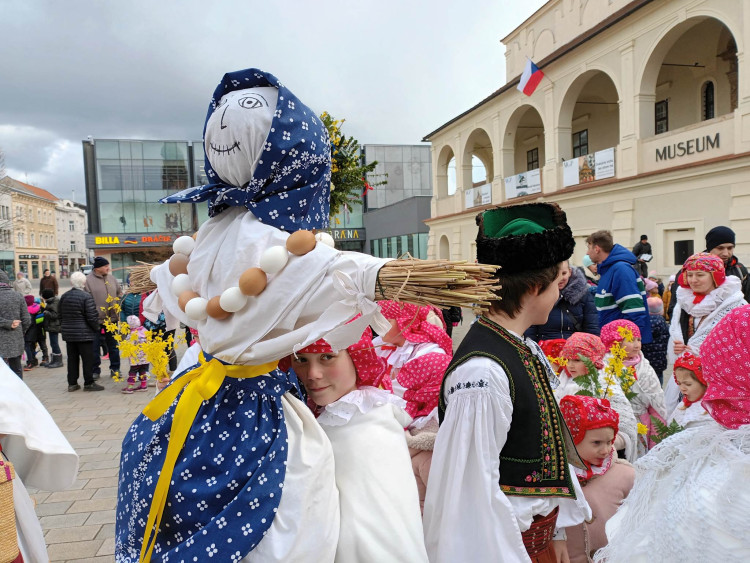 FOTOGALERIE: Zapálenou Smrtku děti hodily do potoka