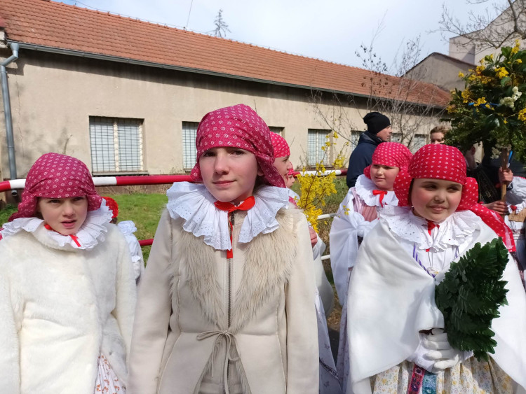 FOTOGALERIE: Zapálenou Smrtku děti hodily do potoka
