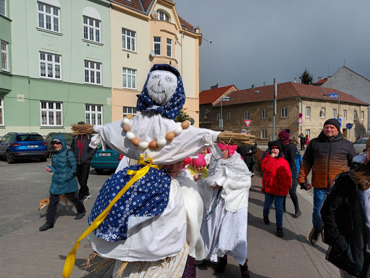 FOTOGALERIE: Zapálenou Smrtku děti hodily do potoka