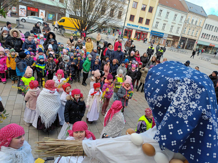 FOTOGALERIE: Zapálenou Smrtku děti hodily do potoka