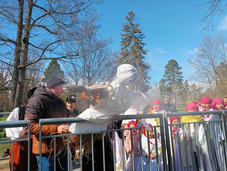 FOTOGALERIE: Zapálenou Smrtku děti hodily do potoka