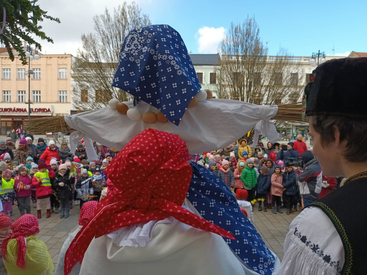 FOTOGALERIE: Zapálenou Smrtku děti hodily do potoka